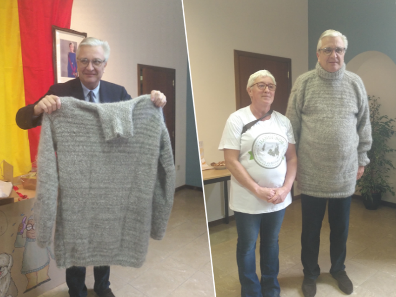 Een XXL voor Laurent: prins krijgt trui van 3 kilo hondenhaar 