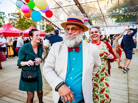 Bevrijdingsfeesten met bal op de Groenplaats.