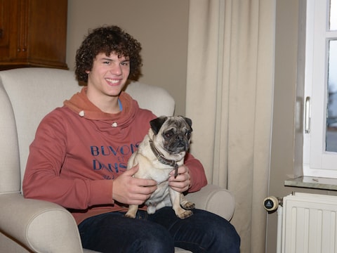 Arthur met Mops. "Hij mocht dan wel twee jaar ouder zijn: ik herkende hem meteen."