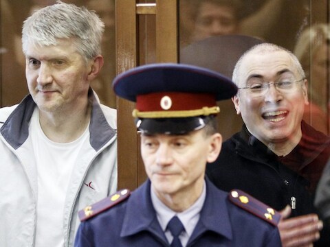 Mikhail Chodorkovski (R) en Platon Lebedev (L)