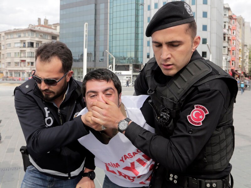 De Turkse politie arresteert een manifestant die op weg was naar het Taksimplein.