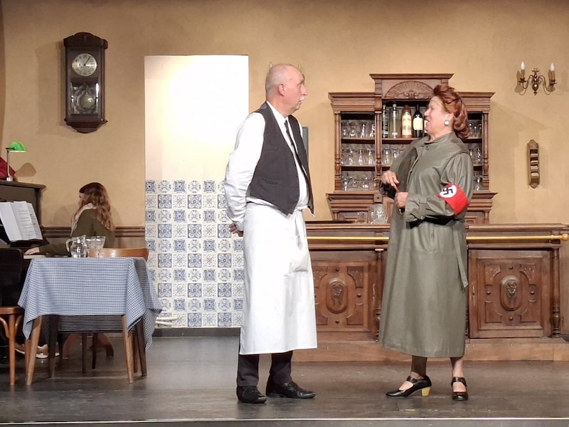 Ter gelegenheid van de vijftigste verjaardag brengt het Zittaarts Toneel de klassieker ‘Allo Allo’.