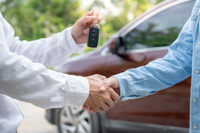 We lenen meer voor nieuwe auto’s, maar minder voor tweedehandswagens: dit zijn de recentste cijfers