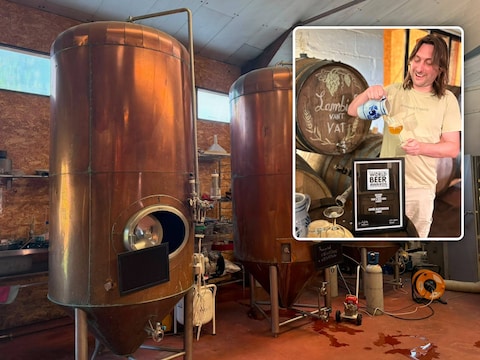 Sam De Cuyper met de twee prijzen die Brouwerij Angerik behaalde op de World Beer Awards.