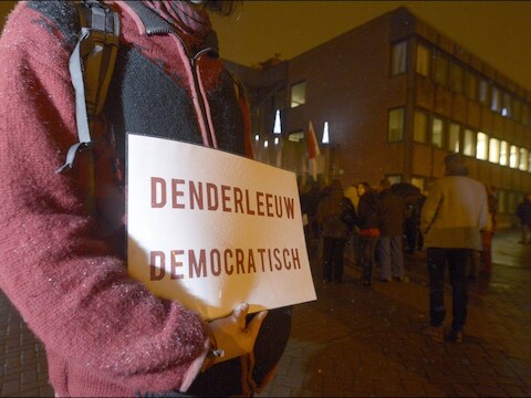 Sympathisanten van onder meer BBTK demonstreren aan het gemeentehuis van Denderleeuw tegen het doorbreken van het cordon sanitaire.