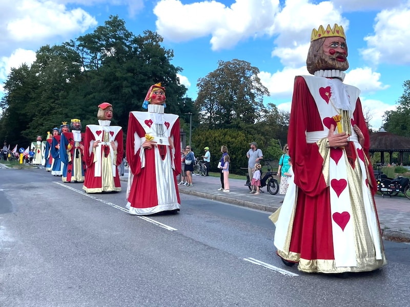 Meer dan honderd kleurrijke reuzen liepen langs het Rivierenhof.