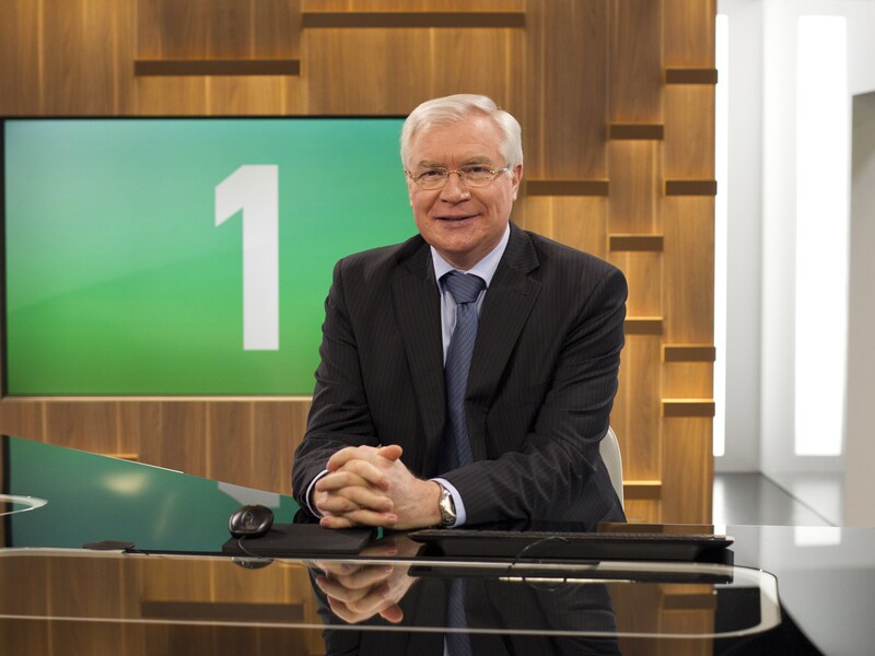 Jan Becaus in de nieuwsstudio tijdens het middagjournaal.