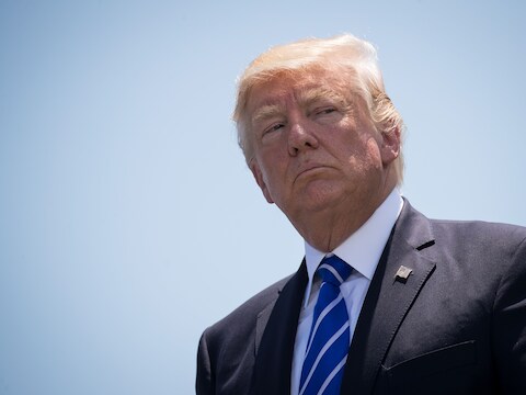 Nu zelfs zijn partijgenoten in een afzettingsprocedure beginnen geloven, wordt het president Trump echt wel heet onder de voeten.