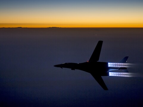 Een Amerikaans gevechtstoestel in actie boven Syrië.