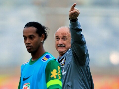 De Braziliaanse bondscoach Scolari dinsdag tijdens de training met Ronaldinho.