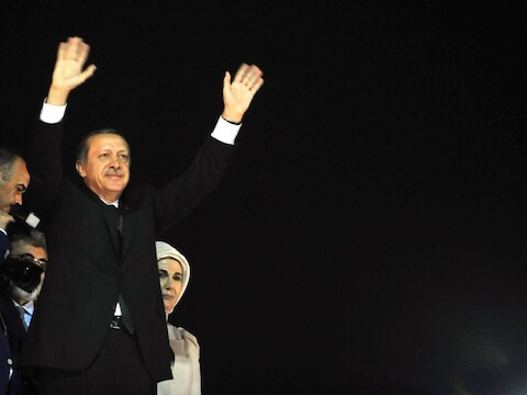 Turks premier Recep Tayyip Erdogan werd bij aankomst op de luchthaven van Istanbul opgewacht door duizenden aanhangers.