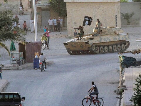 Een door IS buitgemaakte tank in Raqqa.