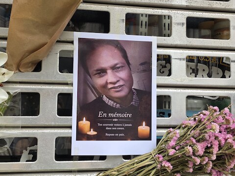 Aan het rolluik van de winkel van Jaswinder en echtgenote Rajinder hangen boeketten bloemen en staan branden kaarsen.