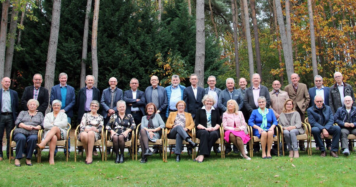 Zeventigjarigen verzamelen aan restaurant Eikelhof