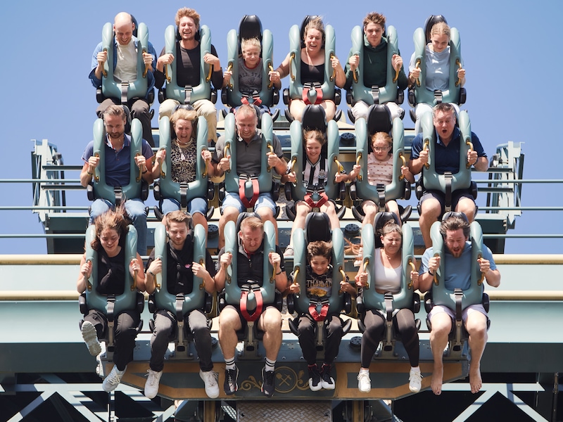 Efteling laat bezoekers onbeperkt frisdrank tappen voor 17 euro, Foodwatch kritisch: “Extreme suikerconsumptie aangemoedigd”
