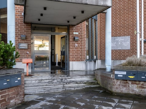 Beklaagde zonder rijbewijs rijdt stomdronken tegen wegversmalling