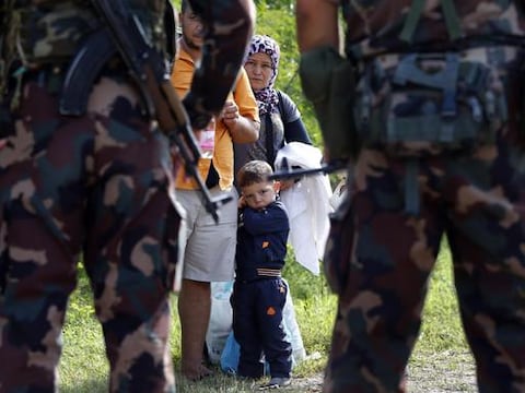 Hongaarse soldaten houden een vluchtelingenfamilie tegen aan de grens tussen Servië en Hongarije in Asotthalom.