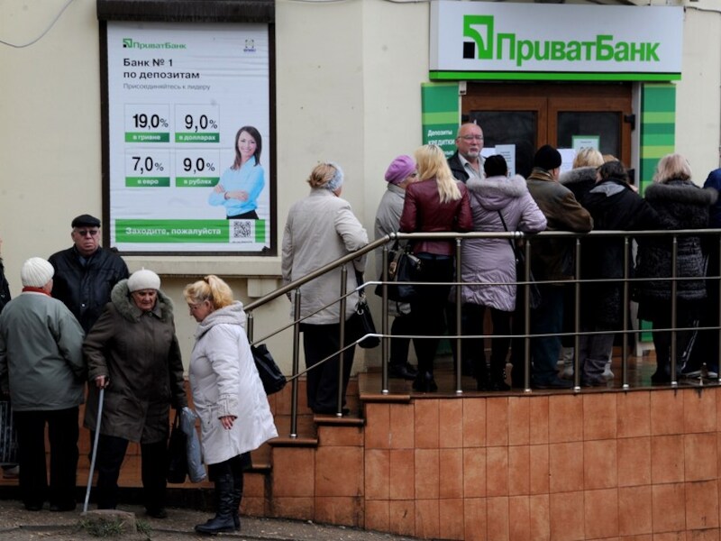 Lange wachtrijen voor een kantoor van de PrivatBank in Sebastopol.