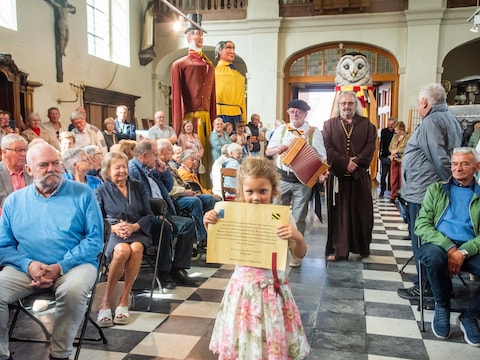 Doop nieuwe reus Gerard in de Sint-Bavo kerk in Gijzenzele. 