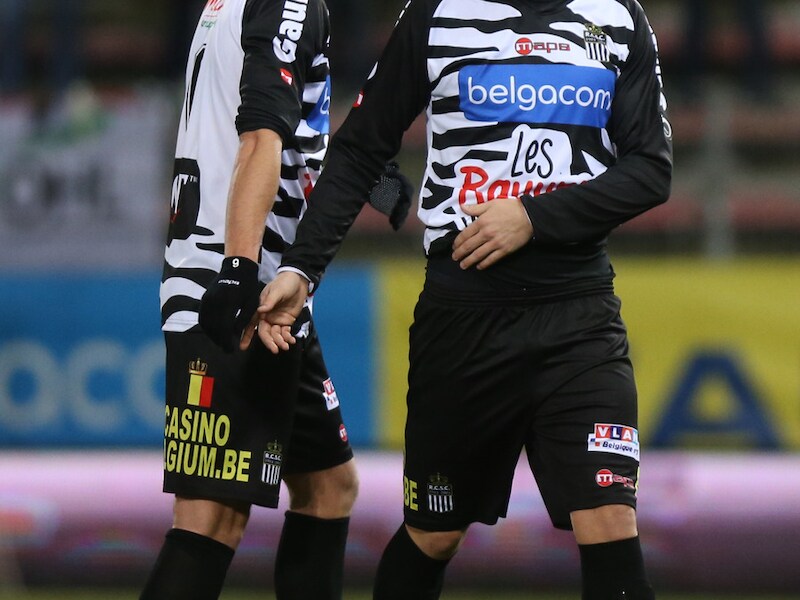 Pollet (rechts) moest gisteren de strijd tegen OHL staken met een heupblessure.