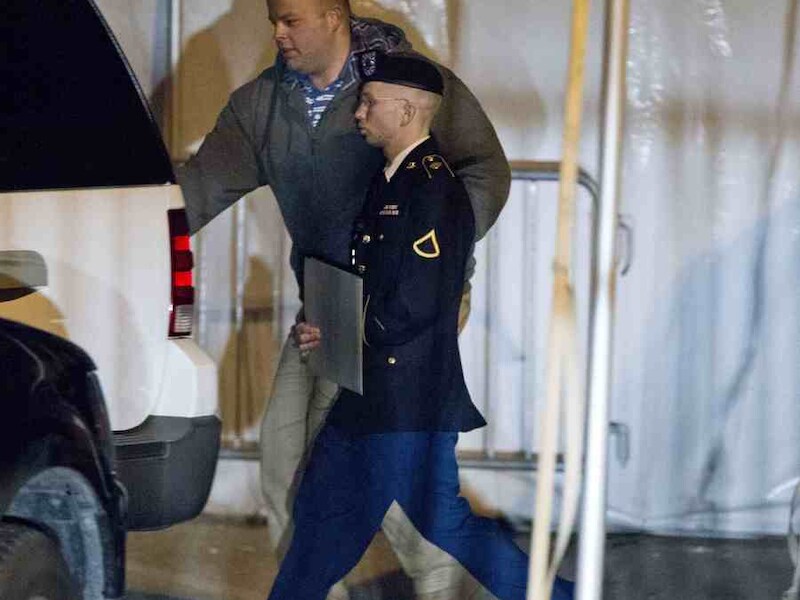 Bradley Manning verlaat de rechtbank in Ford Meade.