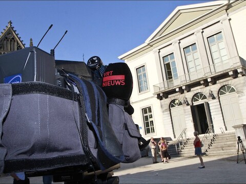 Tussen Jordens en de VRT ontstond een conflict nadat de openbare omroep in het Journaal foto's had getoond van de huiszoeking bij Janssen.