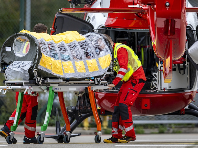 Een Nigeriaanse patiënt met ebola wordt onder zeer strenge maatregelen overgebracht naar een ziekenhuis in Zürich.