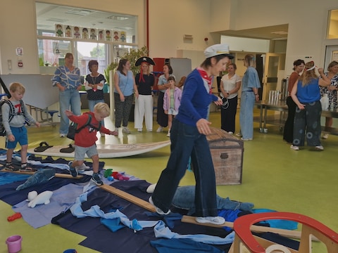 De kinderen van De Valke in Lichtervelde trotseren de haaien