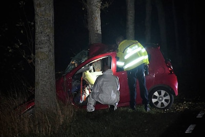 Belg (35) overleden na botsing met boom in Sluis