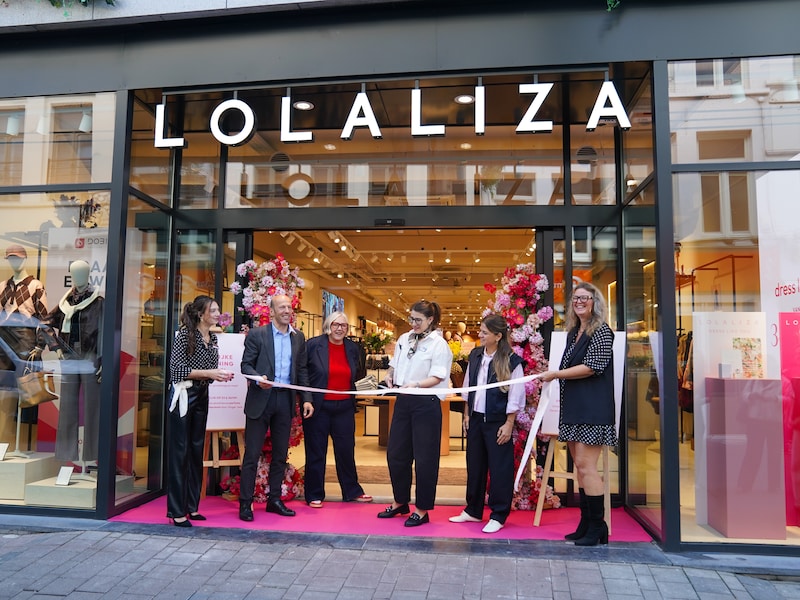 LolaLiza heropent in Gent. Vlnr.: Lotte Bracke, floormanager LolaLiza Gent; Joachim Rubin, CEO; Kristel Van Gorp, Commercial & Visual Merchandising Manager; Anke De Vogelaere, storemanager LolaLiza Gent; Elodie Doret, CPMO; en Valérie Van Bourgogne, CFO.