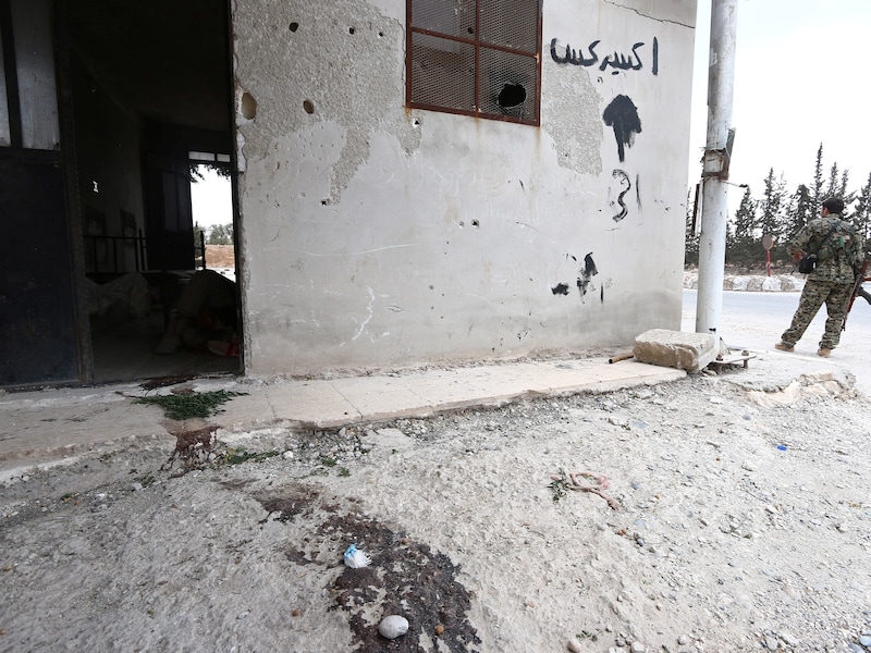 Drie weken na het begin van een offensief tegen het Noord-Syrische IS-bolwerk Manbij geraken de extremisten er steeds meer onder druk.