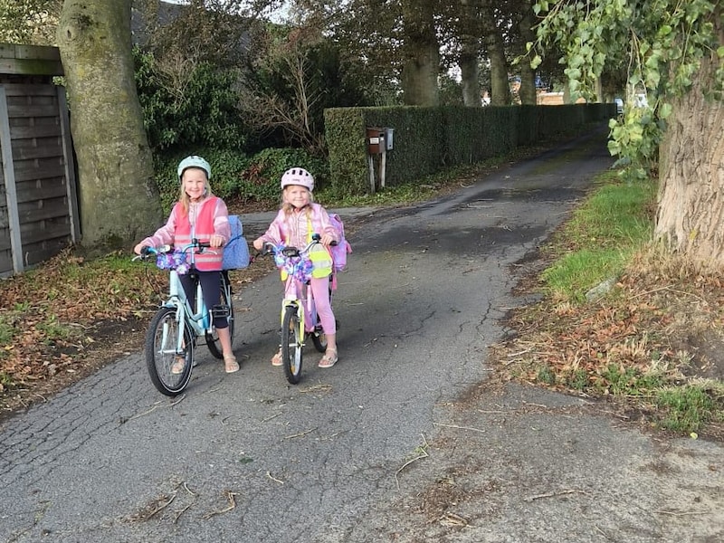 Noor en Fleur uit Woumen gaan met de fiets naar de klas op de eerste schooldag