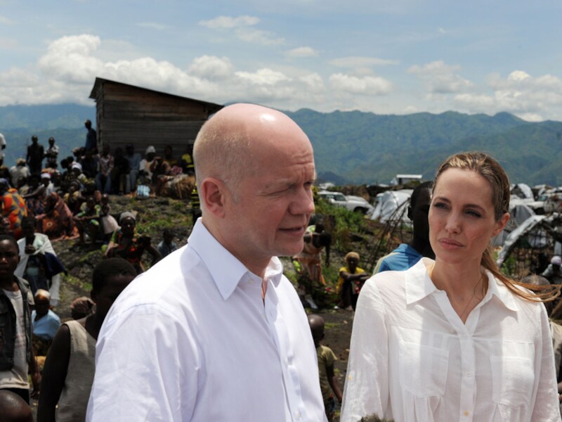 Angelina Jolie stak vorige week tijdens een bezoek aan een vluchtelingenkamp in Congo de slachtoffers van seksueel geweld een hart onder de riem.