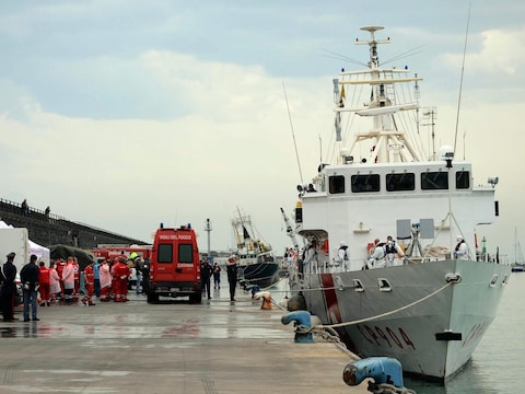 Archiefbeeld: 'Fiorillo', een schip van de Italiaanse kustwacht, brengt 84 immigranten binnen in de haven van Catania, Sicilië.