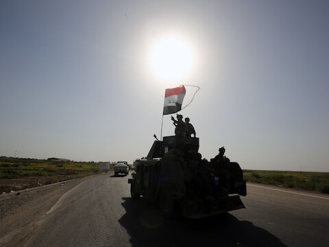 Iraakse troepen rijden richting Fallujah.