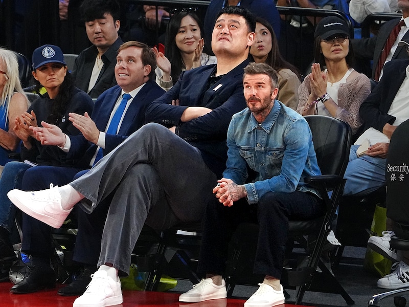 David Beckham zit naast de Chinese basketballegende Yao Ming.