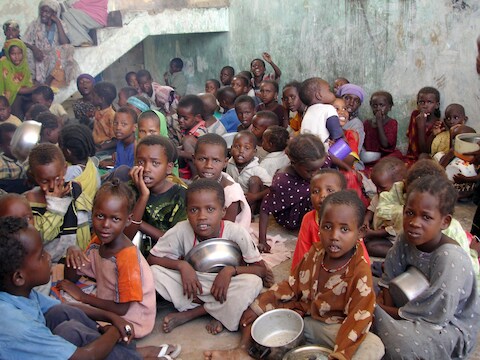 Somalische kinderen wachten op een voedselbedeling in Mogadishu.