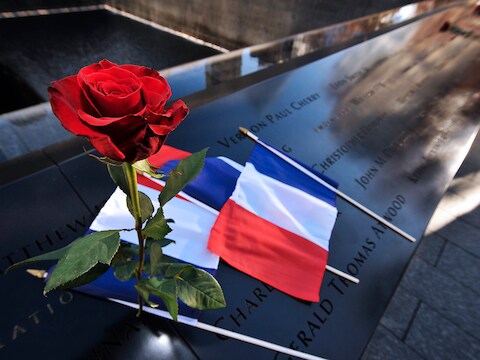 Franse vlaggetjes bij het 11 september-memorial in New York.