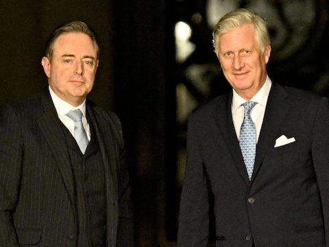 Bart De Wever bij de koning, toen hij nét een regering gevormd had. 