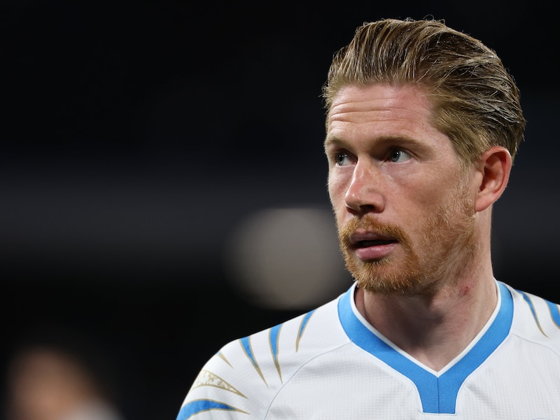 Kevin De Bruyne na hoofdwonde weer fit bij Napoli, al weet hij na plotse hetze nog niet of hij zondag of maandag moet spelen 