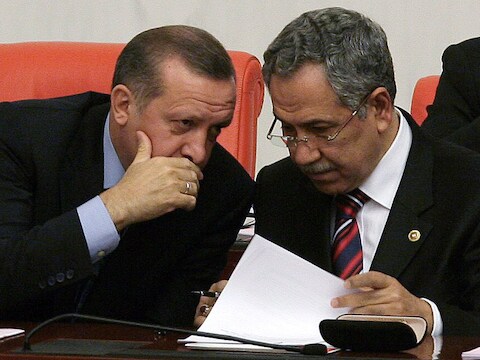Bülent Arinc (rechts) van premier Erdogan bood de gewonden van de betogingen zijn excuses aan.