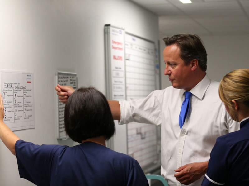 De Britse premier Cameron op bezoek bij een ziekenhuis, vandaag.
