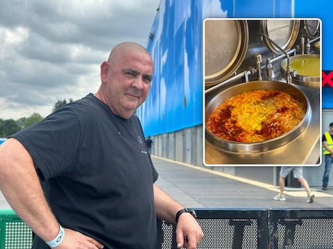 Luc De Keyser (58), beter bekend als ‘de soepman’, zorgt van woensdagmiddag tot maandagmiddag in zijn eentje voor verse soep voor de duizenden medewerkers van Rock Werchter. Foto inzet: één van de vijf kookketels van elk 150 liter soep. 