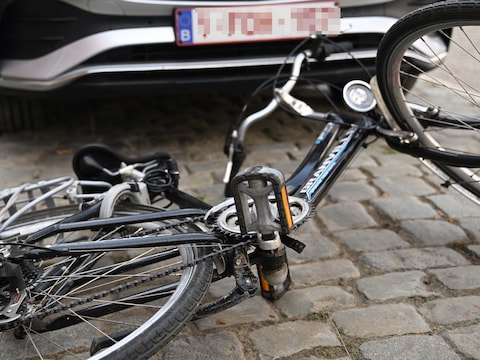 Fietsster verliest bewustzijn na aanrijding op Martelarenlaan