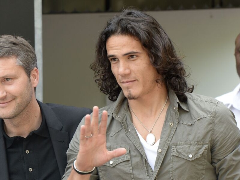 Cavani bij het verlaten van het Pitié-Salpêtrière ziekenhuis in Parijs.