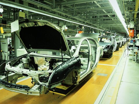 De consumptie in Nederland loopt al een jaar terug. In het eerste kwartaal werden er vooral minder auto's verkocht en werd er minder uitgegeven aan binnenhuisinrichting.