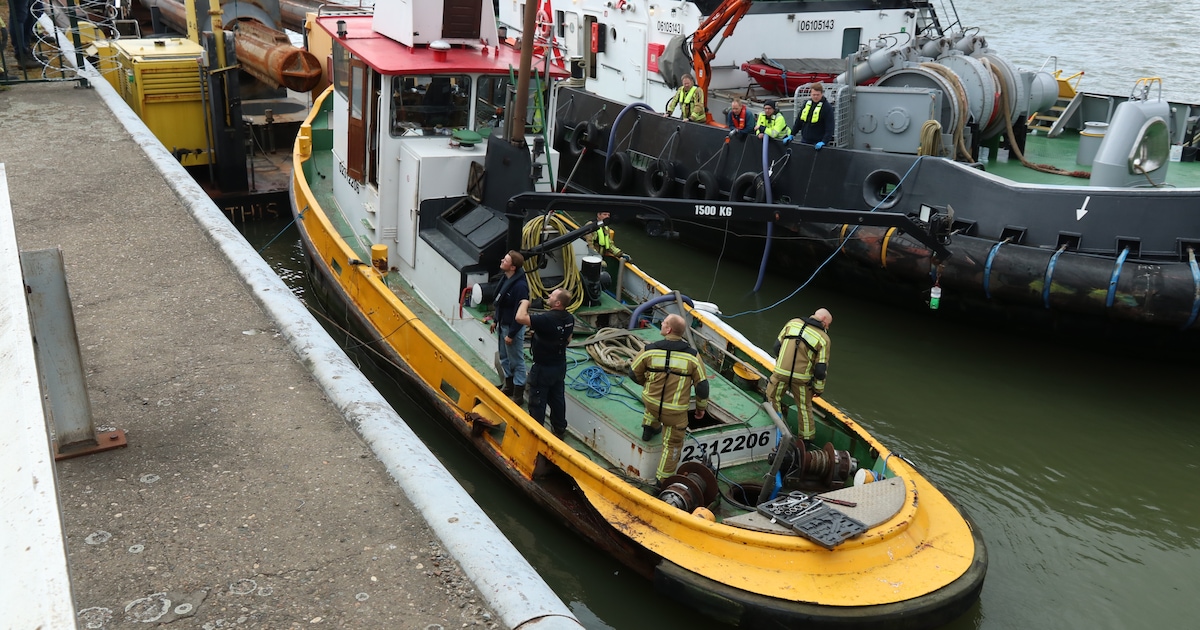 Sleepboot maakt water: brandweer kan zinken voorkomen | Regio | HLN.be