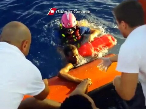 De Italiaanse kustwacht redt vluchtelingen op de Middellandse Zee op 3 oktober.