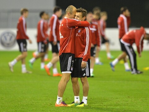 Arjen Robben in een innig onderonsje met ploeggenoot Rafinha.