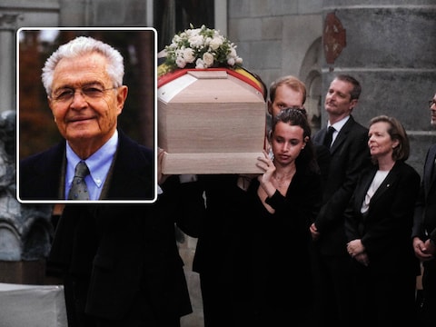 De kist van Guy Gruwez wordt naar voor gedragen, zijn kinderen Edouard, Bénédicte en Bruno nemen afscheid van hun papa. 